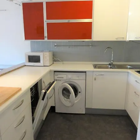 Modern With Balcony ביביונה