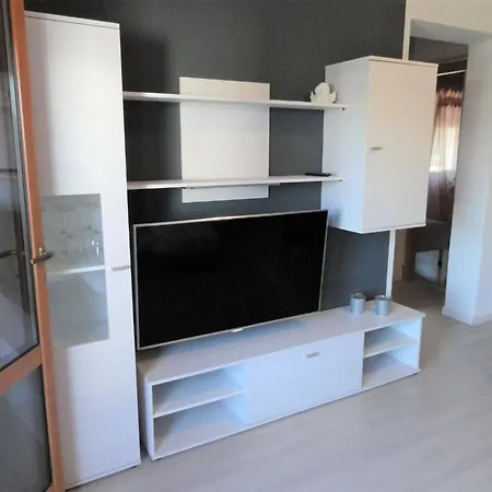 דירה Modern With Balcony ביביונה