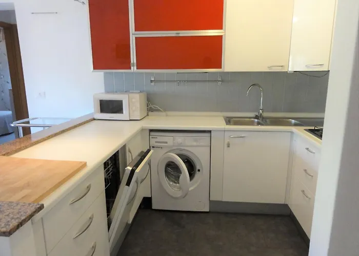 Modern With Balcony بيبيوني