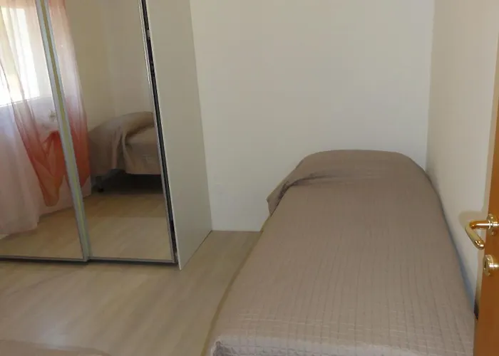 شقة Modern With Balcony